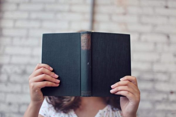 Девушка с книгой.