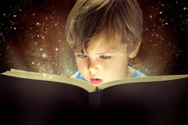 Мальчик читает книгу.