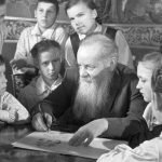 Павел Бажов с детьми 