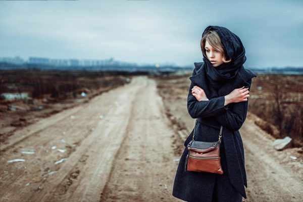 Девушка в черном на дороге 