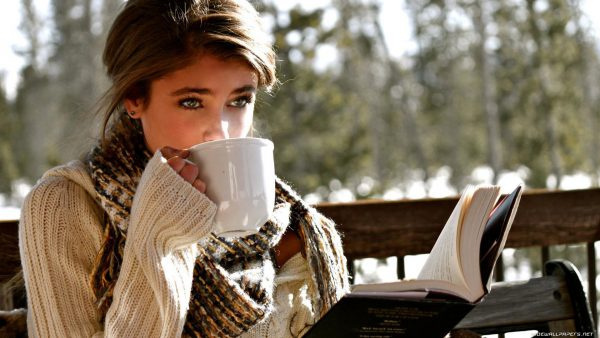 Девушка с книгой и чашкой кофе. 