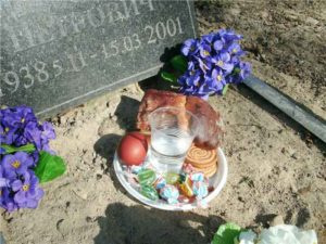 Что привозят на Радоницкую церковь и кладбище
