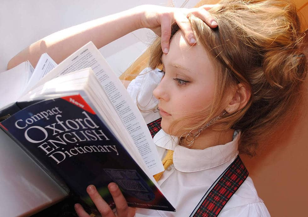Девушка читает книгу перед экзаменом. 