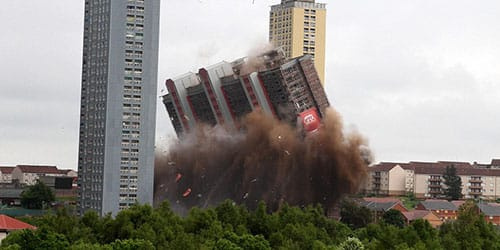 дом рушится от взрыва