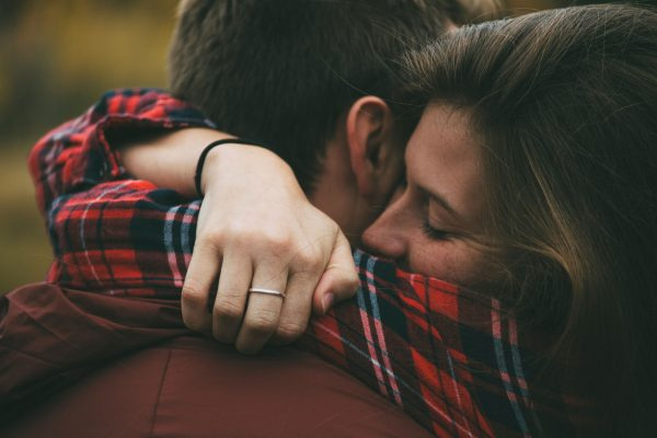 Девушка обнимает парня