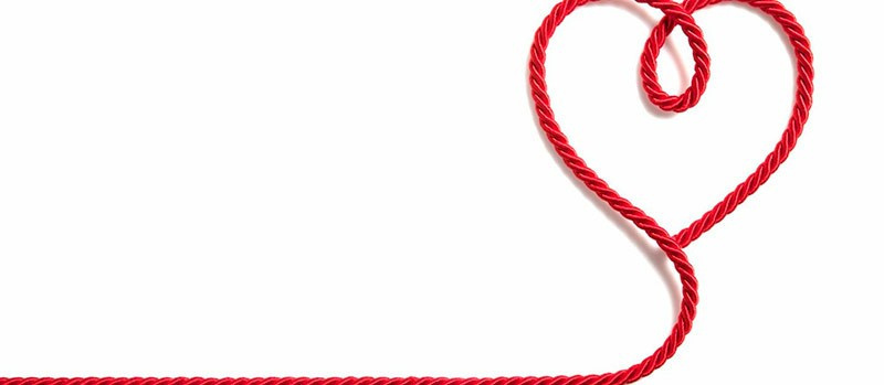 Красная нить на запястье – как завязать, что значит