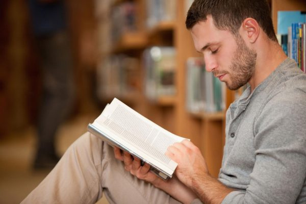 Мужчина с книгой